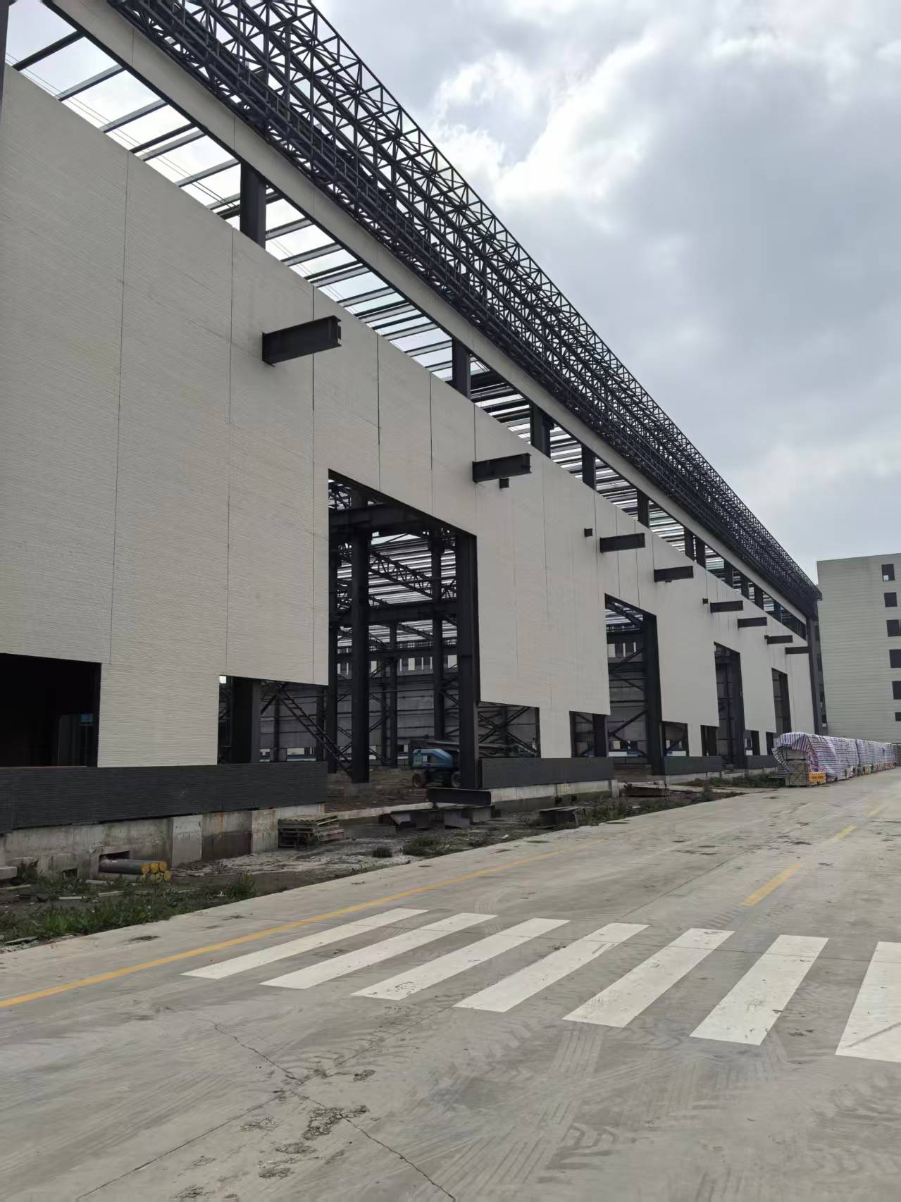 钢结构办公楼和钢结构生产车间