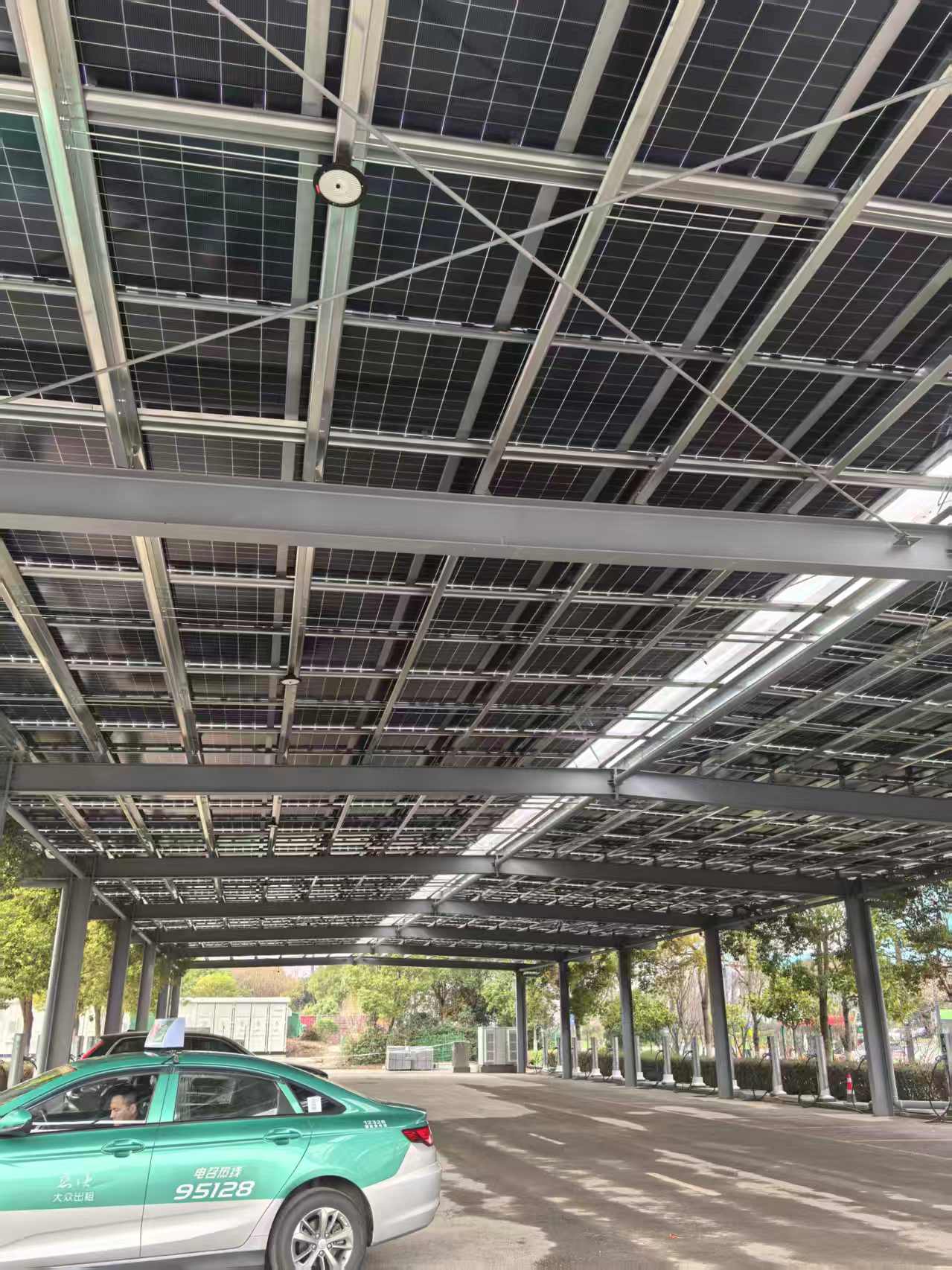 光伏板车棚
